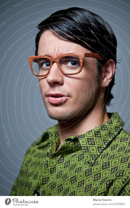 Intelligenzklotz Student maskulin Junger Mann Jugendliche 18-30 Jahre Erwachsene Hemd Brille schwarzhaarig Scheitel nerdig Neugier retro Freak Streber