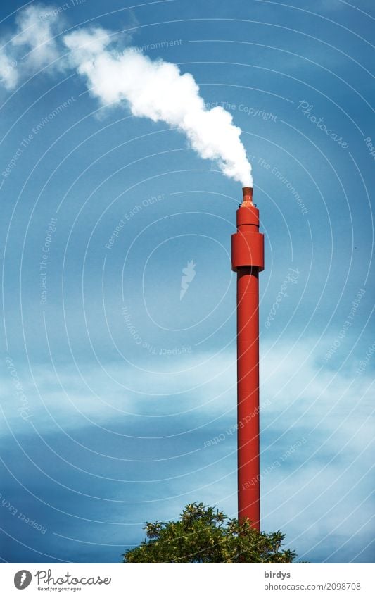 rauchender Industrieschornstein Klimawandel Industrieanlage CO2 Schornstein Krematorium Rauch Rauchen ästhetisch Abgas hoch dünn CO2-Ausstoß Energie