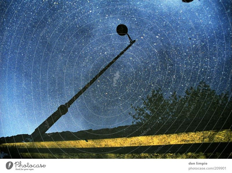 a hundert million stars Lampe Wasser Himmel Nachthimmel Stern Schönes Wetter Straße Ferne blau Farbfoto Außenaufnahme Experiment Menschenleer Textfreiraum links