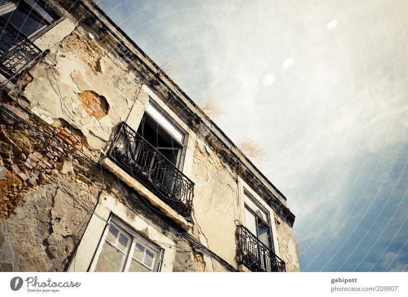 Lissabon Altstadt Ruine Bauwerk Gebäude Architektur Fassade Balkon Fenster Tür alt authentisch kaputt wild Armut Verfall Vergangenheit Vergänglichkeit verlieren