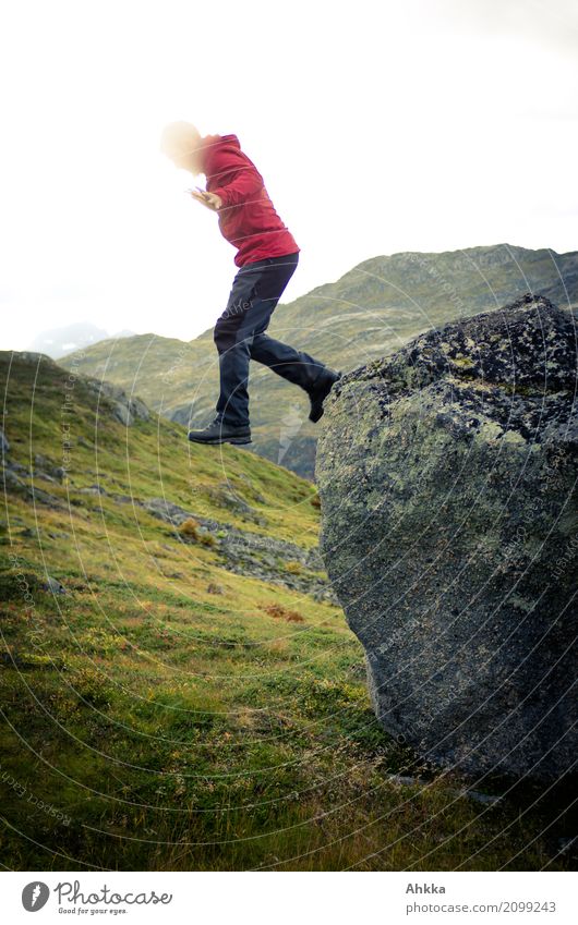 Wagnis Mensch maskulin Jugendliche Erwachsene 1 Natur Felsen fallen springen frei frisch oben grün rot Lebensfreude selbstbewußt Optimismus Mut Vertrauen Glaube
