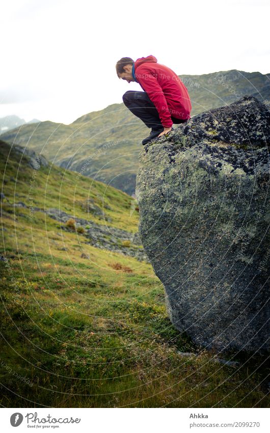 Junger Mann vor einer Herausforderung Spielen Ferien & Urlaub & Reisen Abenteuer Jugendliche Natur Gras Felsen Skandinavien entdecken festhalten Tapferkeit