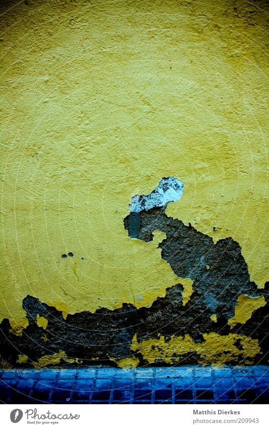 Kleines Arschloch, das in den Himmel starrt Ruine Bauwerk Mauer Wand Fassade alt ästhetisch dreckig dunkel hässlich kaputt trashig trist blau gelb grau