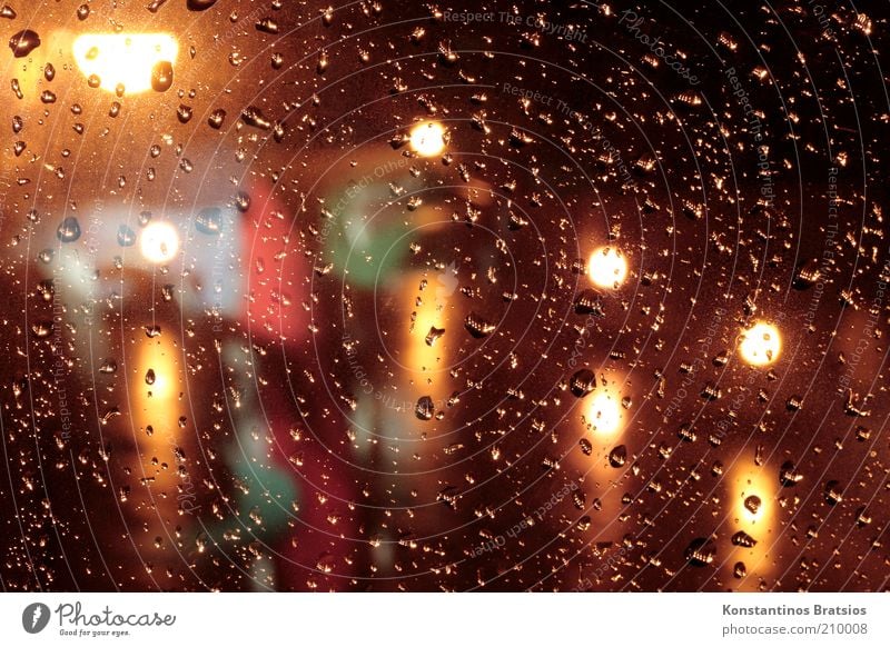November Rain Wassertropfen schlechtes Wetter Regen Fenster leuchten nass Unlust kalt Straßenbeleuchtung Fensterscheibe Farbfoto Innenaufnahme Menschenleer