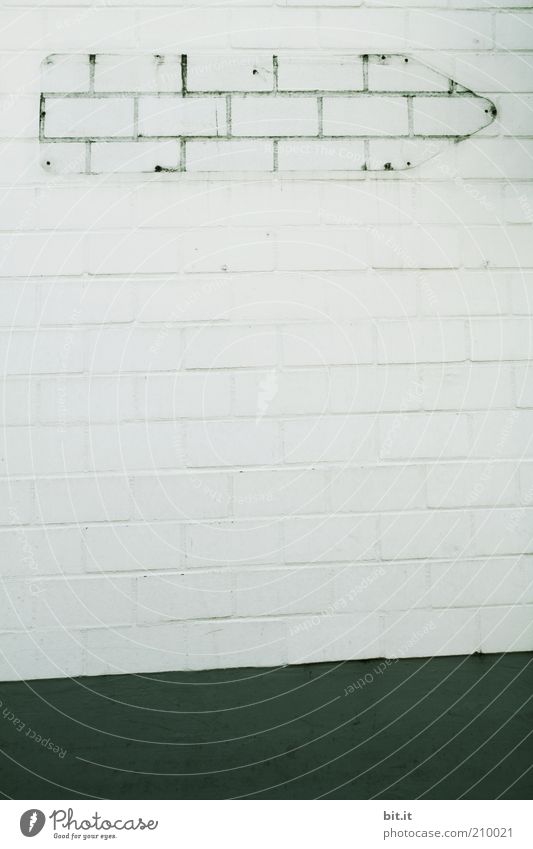 LEERZEICHEN II [LUsertreffen 04|10] Kunst Mauer Wand Fassade Stein Beton Zeichen Schilder & Markierungen Linie Pfeil Streifen eckig trist grau schwarz Ziel