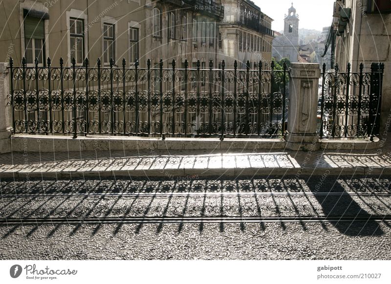 Lissabon am frühen abend Stadtzentrum Altstadt Straße Wege & Pfade Brückengeländer Schatten Schattenspiel historisch Lebensfreude stagnierend Symmetrie Verfall