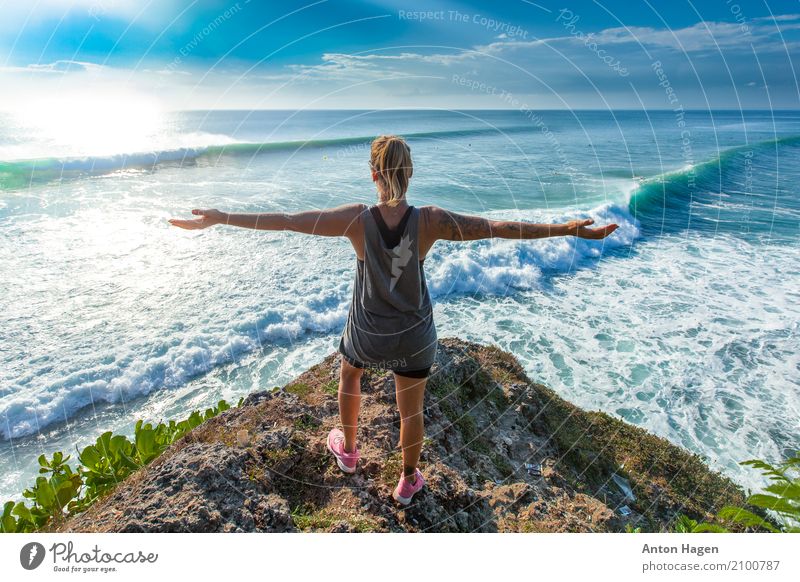 Willkommene Wellen des Surfermädchens mit den offenen Armen Sport Fitness Sport-Training Junge Frau Jugendliche Landschaft Wasser Himmel Wolken Horizont Sonne