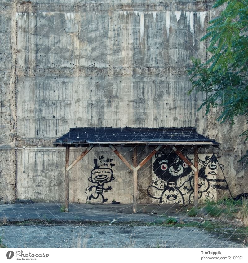 [PC-Usertreff Ffm]: All U Need Is Love Mauer Wand trist Ruine schäbig dreckig Haus Frankfurt am Main Graffiti Comicfigur Vordach lustig grau Hinterhof Zeichnung
