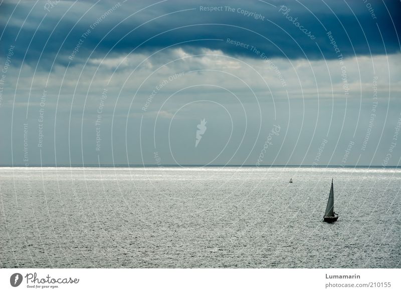 Silberstreif Umwelt Gewitterwolken Horizont Meer Bootsfahrt Segelboot bedrohlich dunkel einfach groß Unendlichkeit schön Stimmung Heimweh Fernweh Erholung Ferne
