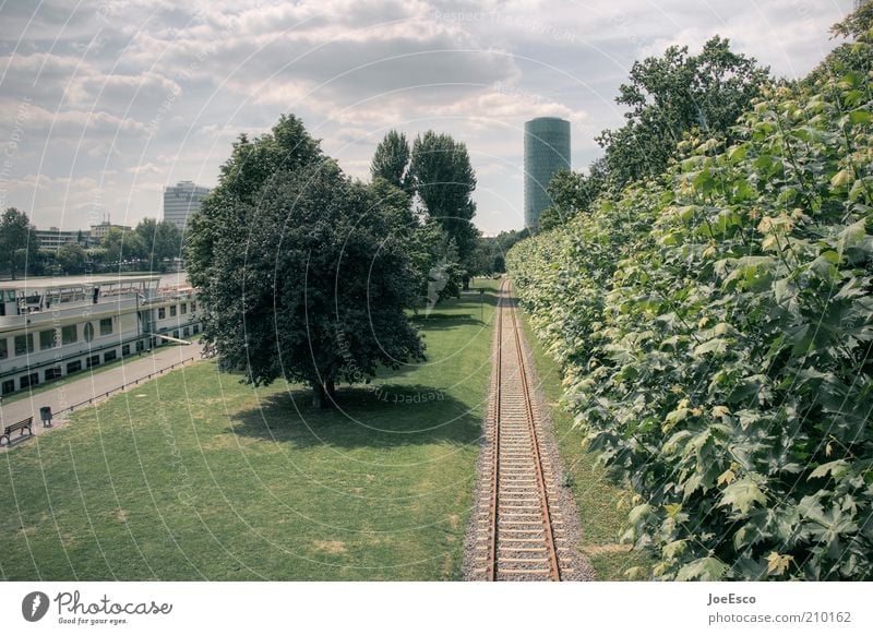 [PC-Usertreffen FFM] #1 Stadtzentrum Hochhaus Park Ferne entdecken innovativ Gleise Wasserfahrzeug Baum Rasen Frankfurt am Main Hessen Sommer Wolken Fluchtpunkt