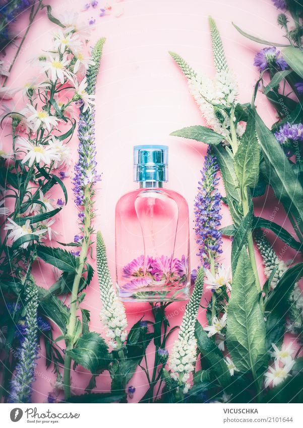 Floral Parfüm Flasche mit Pflanzen und Blumen Lifestyle kaufen Stil Design schön Körperpflege Kosmetik Parfum Gesundheit Wellness Duft Spa Natur Parfumflakon