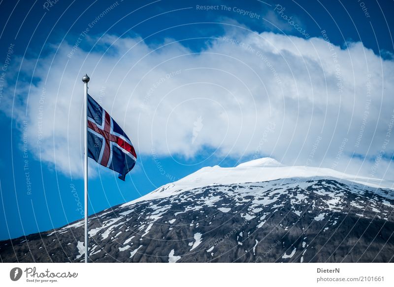 Flagge zeigen Natur Landschaft Wolken Sommer Wetter Schönes Wetter Wind Felsen Berge u. Gebirge Schneebedeckte Gipfel Vulkan blau grau rot weiß Island Fahne