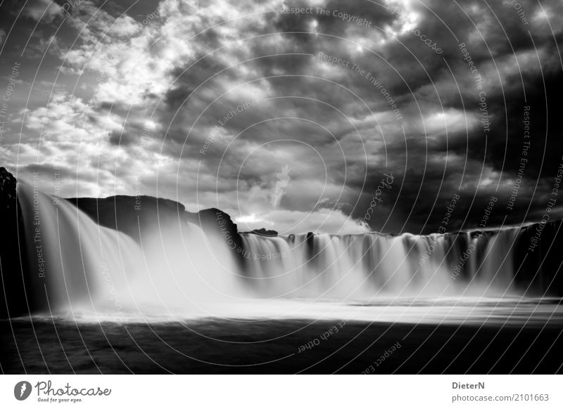 Im Fluss Umwelt Landschaft Himmel Wolken Gewitterwolken Klima Wetter schlechtes Wetter Unwetter Wasserfall Godafoss grau schwarz weiß Island dramatisch Felsen
