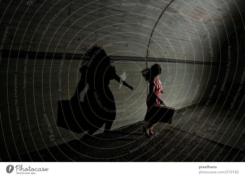 Lauf! Lauf so schnell du kannst! [.] feminin Junge Frau Jugendliche Erwachsene 1 Mensch Tunnel Bauwerk Mauer Wand Straße Bekleidung Rock Accessoire Koffer
