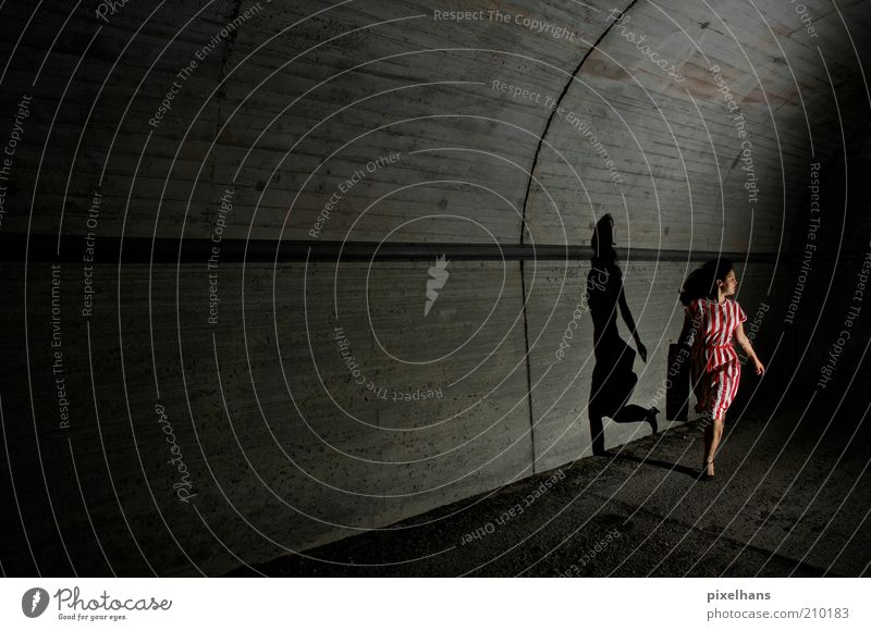Lauf! Lauf so schnell du kannst! [..] feminin Junge Frau Jugendliche Erwachsene 1 Mensch 18-30 Jahre Menschenleer Tunnel Bauwerk Mauer Wand Rock Koffer Beton