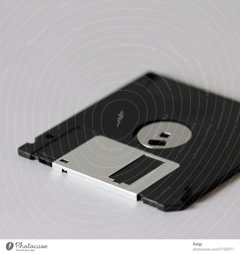 ausgedient ... Computer Hardware Diskette Datenträger Metall Kunststoff liegen alt historisch grau schwarz silber Nostalgie magnetisch digital Quadrat