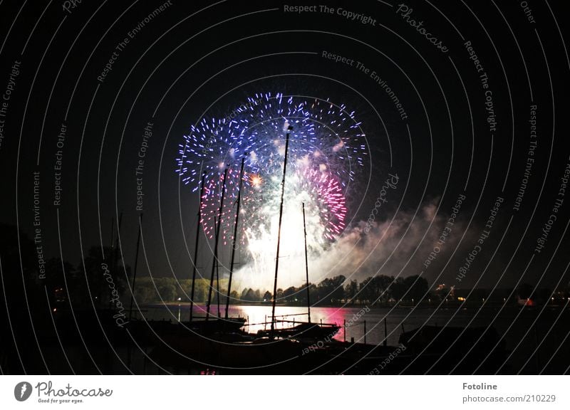 Freudenfeuerwerk zum 300sten Urelemente Wasser Seeufer dunkel Feuerwerk erleuchten Himmel Hafen Wasserfahrzeug Mast Lichtpunkt Abgas hell schwarz Nacht