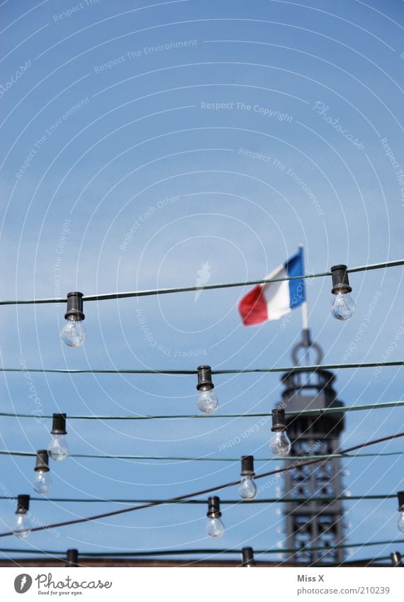Paris Feste & Feiern Hauptstadt Turm Laterne Lichterkette Fahne Farbfoto Außenaufnahme Menschenleer Textfreiraum oben Lampion Glühbirne Turmspitze