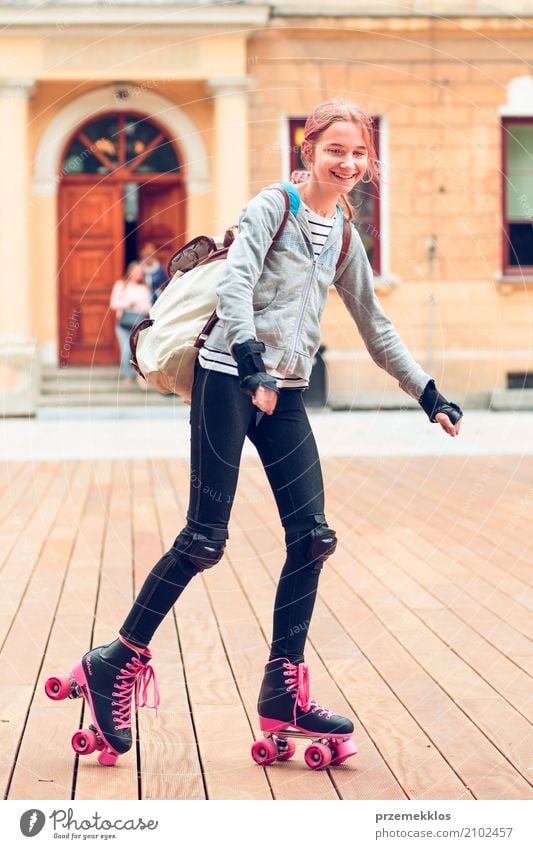 Junges Mädchen auf Rollschuhen in einer Stadt, die an einem Sommertag ihre Zeit aktiv im Freien verbringt Lifestyle Freude Glück Erholung