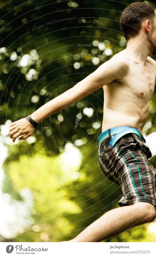 Springinsfeld maskulin Junger Mann Jugendliche Körper 1 Mensch 18-30 Jahre Erwachsene Bewegung springen Energie Flucht Anschnitt anonym Oberkörper Nackte Haut