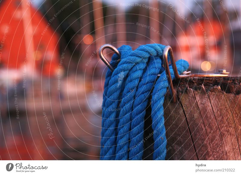 festgemacht Sommer Schönes Wetter Küste Schifffahrt Hafen Jachthafen Seil Holz ästhetisch blau rot Stimmung Sicherheit ruhig Idylle maritim Poller