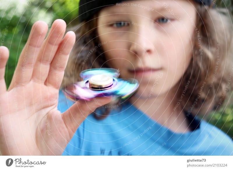 Tempo | Fidget Spinner Hype || Kind Junge Hand Finger 1 Mensch 8-13 Jahre Kindheit Mütze langhaarig Locken Bewegung drehen Erholung Coolness glänzend trendy