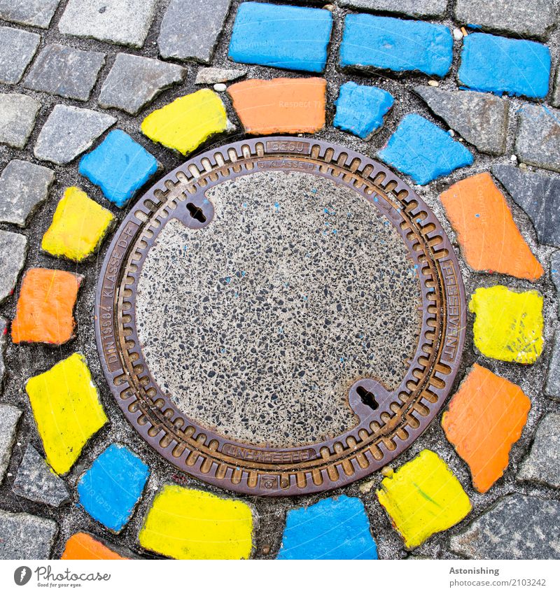 bunte Steine im Kreis Kunst Maler Passau Stadt Platz Straße blau mehrfarbig gelb grau Gully rund Pflastersteine Dekoration & Verzierung Metall Detailaufnahme