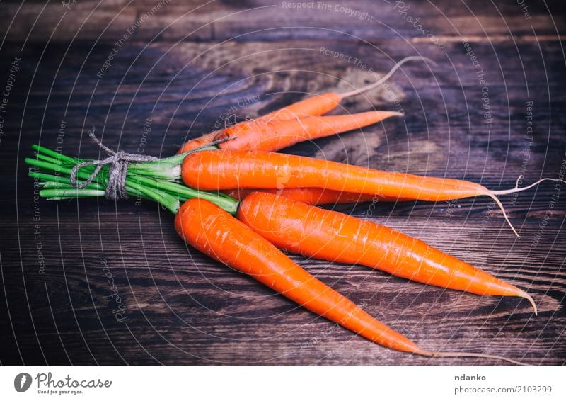 Frische Karotten mit einem Seil gebunden Gemüse Ernährung Essen Vegetarische Ernährung Diät Tisch Natur Pflanze Blatt Holz frisch natürlich grün reif nützlich