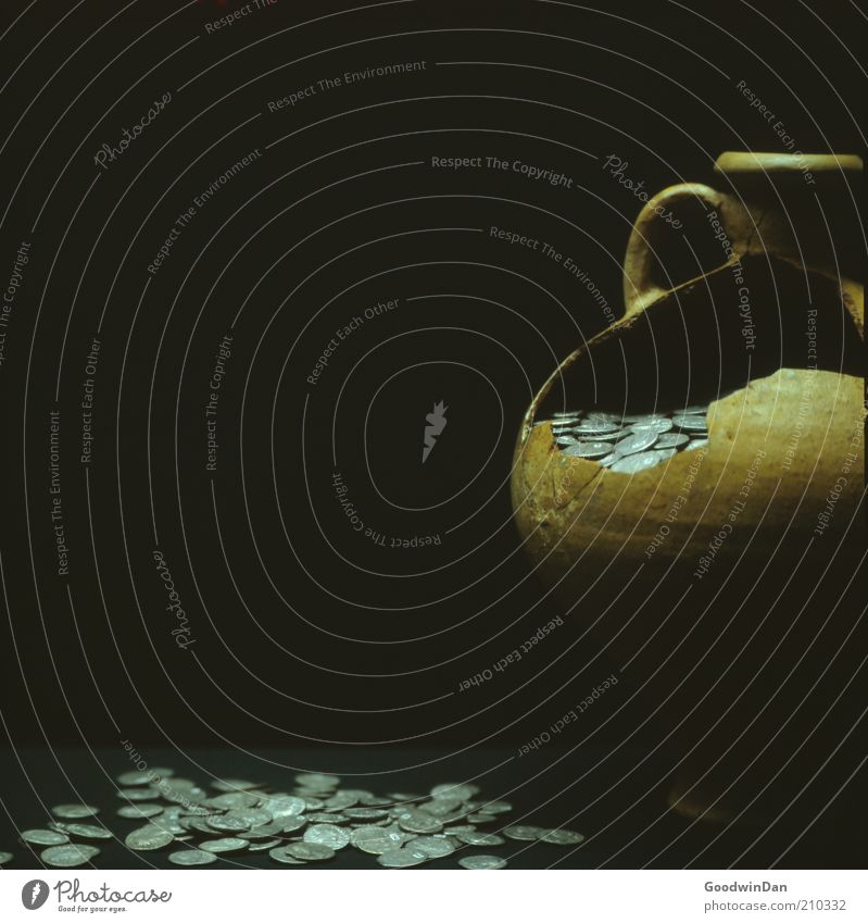 Sparschwein vor 2000 Jahren Kunst Ausstellung Museum Krug Geldmünzen alt dunkel antik Farbfoto Innenaufnahme Menschenleer Kunstlicht Schatten Kontrast