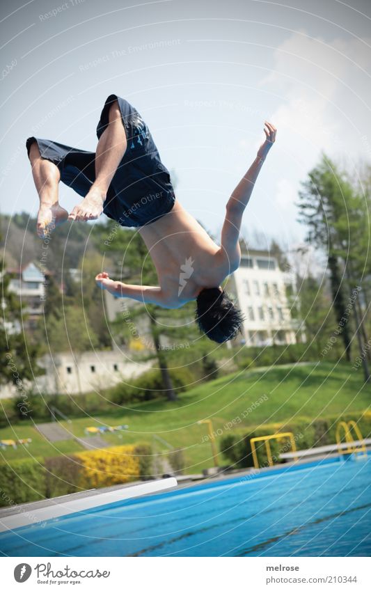 den Absprung geschafft Freude Leben Schwimmen & Baden Sommer Sport Wassersport Schwimmbad Junger Mann Jugendliche Erwachsene 1 Mensch 18-30 Jahre Himmel Wolken