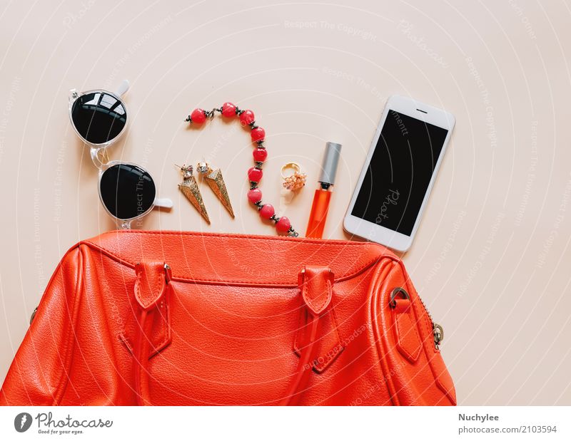 Flaches Layout der roten Leder-Frauen-Tasche, die mit Kosmetika geöffnet ist. elegant Stil Design schön Schminke Lippenstift Ferien & Urlaub & Reisen Telefon