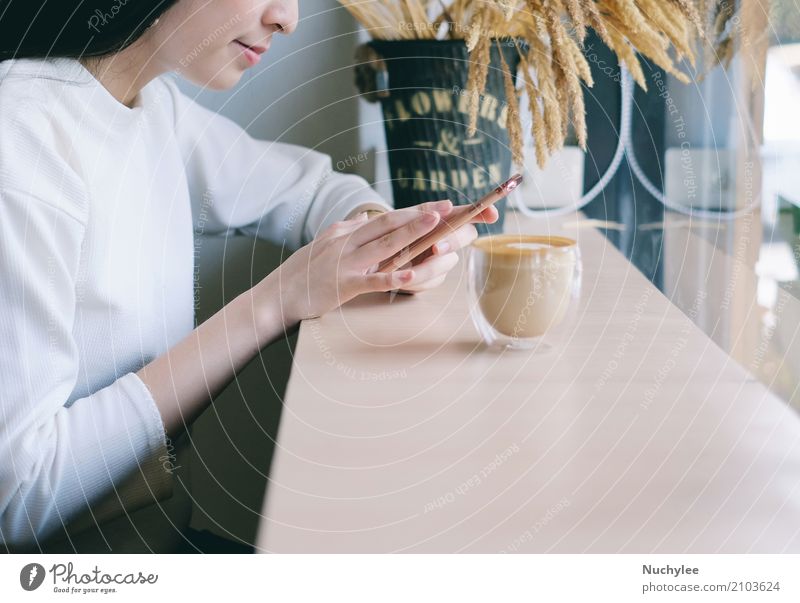 Junge Frau, die Smartphone im Café verwendet Getränk Kaffee Lifestyle Stil Glück Erholung Freizeit & Hobby Telefon Handy PDA Technik & Technologie Internet