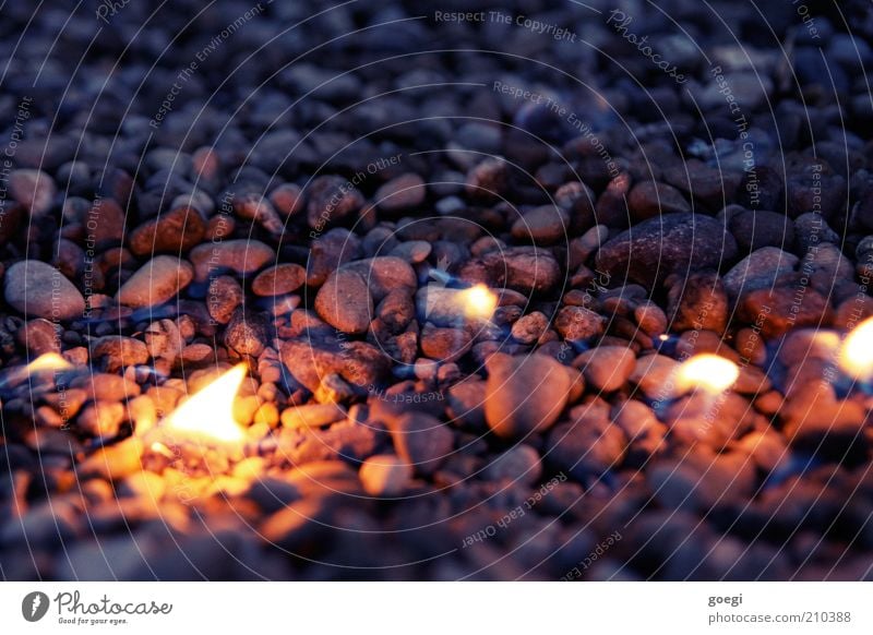 burning stones Urelemente Feuer leuchten fantastisch heiß träumen skurril Umweltverschmutzung Zerstörung Stein Kies Kieselsteine Brandbeschleuniger brennen