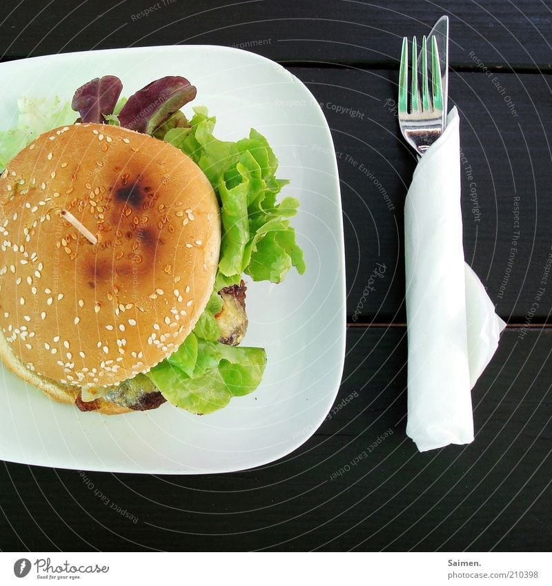 Guten [PC Usertreffen FFM] Fleisch Brot Brötchen Ernährung Mittagessen Fastfood Geschirr Teller Messer Gabel lecker Hamburger Tisch Mahlzeit Salat Farbfoto