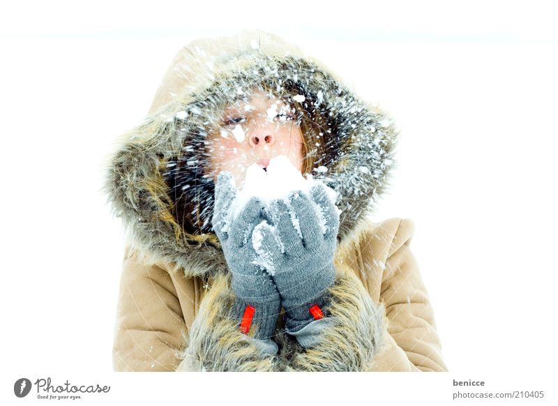 snowblow Frau Mensch Schnee Schneefall Winter Lächeln Freude Mantel Wintermantel Kapuze schön Natur Winterurlaub Ferien & Urlaub & Reisen attraktiv kalt