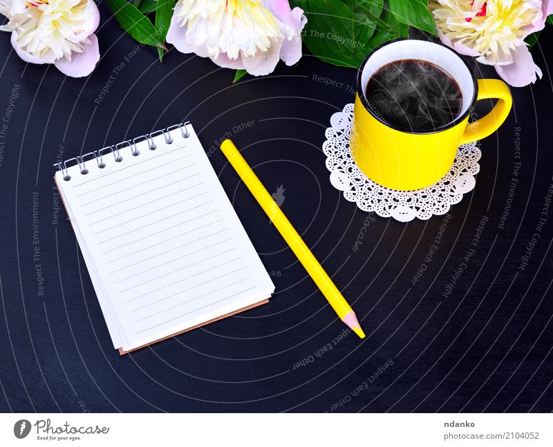 Leeres Notizbuch und gelber Becher Frühstück Kaffeetrinken Heißgetränk Tasse Natur Pflanze Blume Papier Holz heiß hell oben rosa schwarz weiß Notebook Bleistift