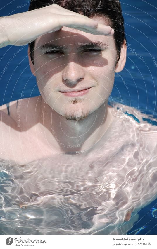 Aye Käpt'n Wasser Gesicht Porträt blau zusammengekniffen Männerhand Schatten Barthaare Tattoo Nackte Haut Freundlichkeit Blick in die Kamera Wetterschutz