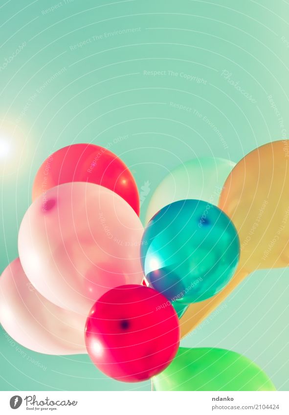 Mehrfarbige Ballone in der Sonne Freude Glück Sommer Dekoration & Verzierung Entertainment Feste & Feiern Geburtstag Himmel Luftballon hell blau grün rot weiß