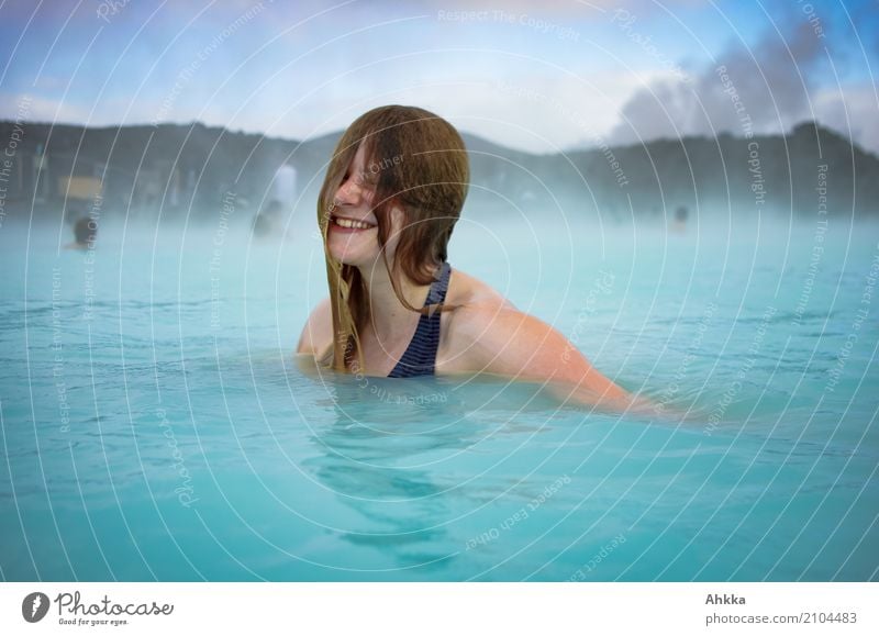 Junge Frau lacht in der Blauen Lagune Freude Glück schön Wellness Leben harmonisch Wohlgefühl Zufriedenheit Sinnesorgane Erholung ruhig Schwimmbad