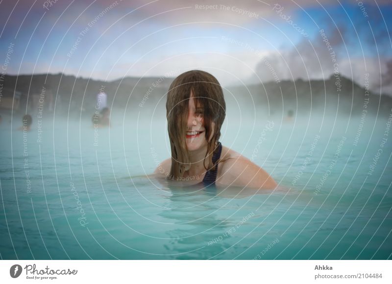 Junge Frau badet in der Blauen Lagune schön Wellness harmonisch Wohlgefühl Zufriedenheit Sinnesorgane Erholung ruhig Spa Dampfbad Whirlpool Schwimmen & Baden