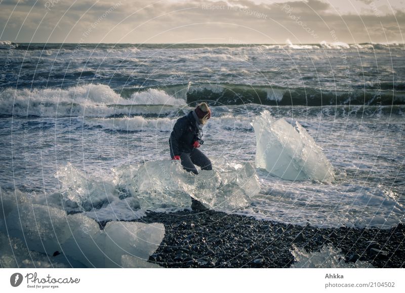 Nicht ganz freiwilliger Eismeerkontakt Abenteuer Ferne Expedition Mensch feminin 1 Natur Urelemente Wasser Horizont Klimawandel Sturm Frost Wellen Küste Meer
