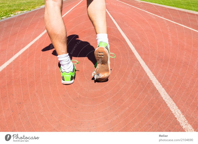 Sportler mit kaputten grünen Rennschuhen sportlich Fitness Verlierer Joggen Rennbahn maskulin Mann Erwachsene Beine Fuß 1 Mensch 30-45 Jahre Strümpfe Turnschuh