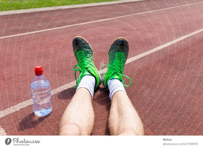 Sportler mit grünen Rennschuhen und Wasserflasche Flasche Joggen Rennbahn Mensch maskulin Mann Erwachsene Beine Fuß 1 30-45 Jahre Strümpfe Turnschuh Kunststoff