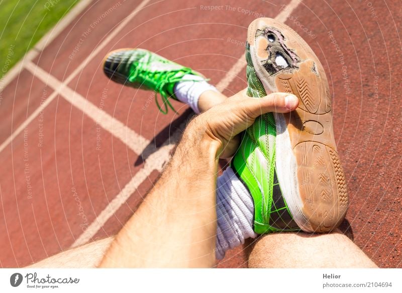 Jogger mit kaputten grünen Rennschuhen sportlich Fitness Sport Verlierer Joggen Sportstätten Rennbahn Mann Erwachsene Hand Fuß 1 Mensch 30-45 Jahre Turnschuh