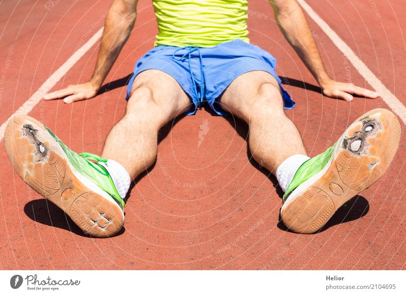 Jogger mit kaputten grünen Rennschuhen Sommer Sport Joggen Rennbahn Mann Erwachsene Beine Fuß 1 Mensch 30-45 Jahre T-Shirt Turnhose Turnschuh Fitness rennen