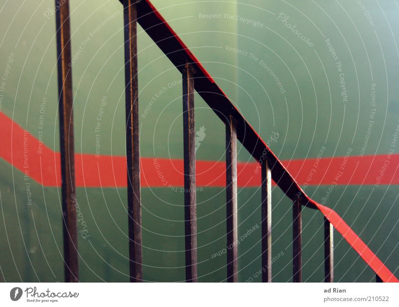 Geländer vor grüner Wand mit rotem streifen Design Treppe Farbfoto Innenaufnahme Farbe gestrichen Linie Treppengeländer Metall Strukturen & Formen Menschenleer