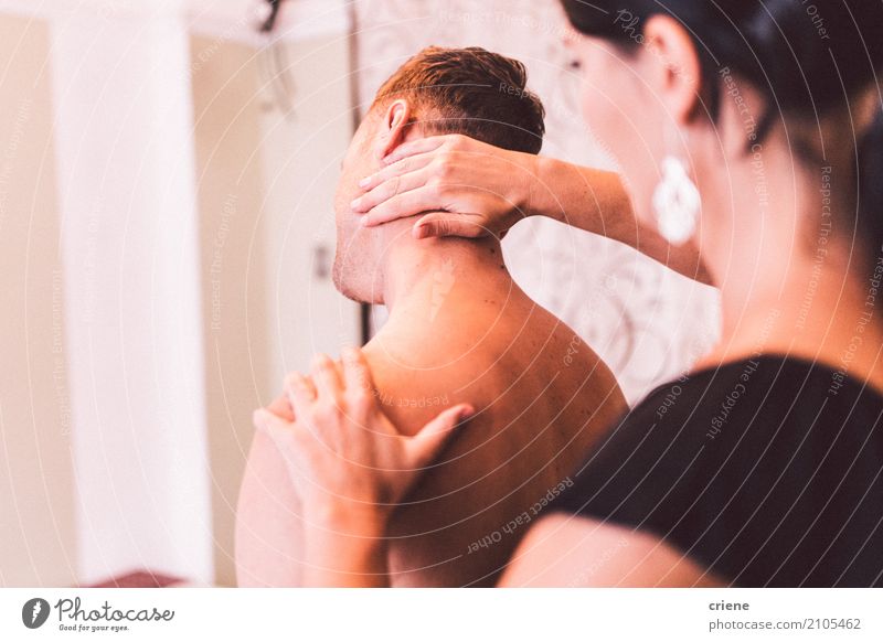 Physiotherapeut, der dem Patienten Nackenmassage gibt Lifestyle Körperpflege Haut Gesundheit Gesundheitswesen Behandlung Medikament Leben harmonisch Wohlgefühl