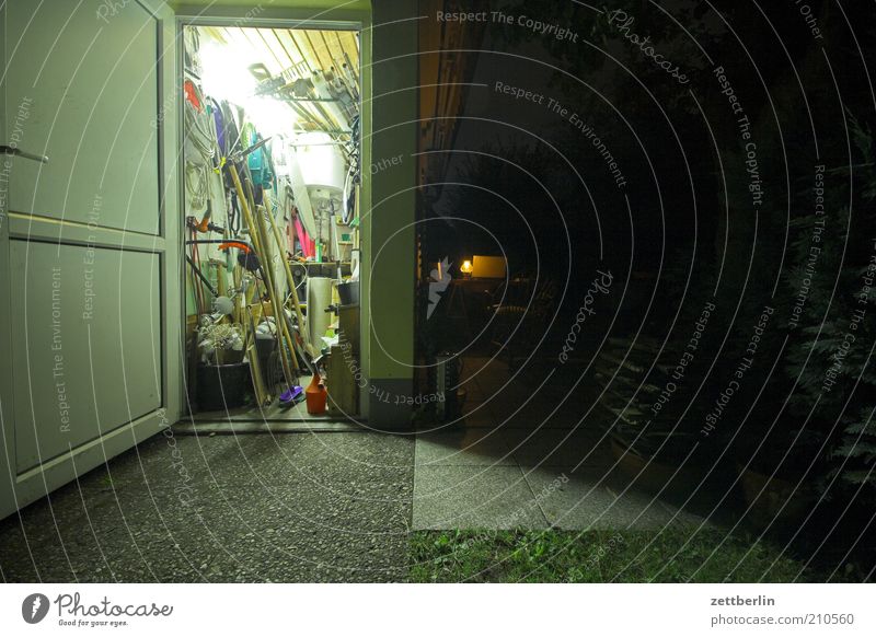 Ordnung im Schuppen Häusliches Leben Haus Garten Werkzeug Nacht Tür offen Farbfoto Außenaufnahme Experiment Menschenleer Kunstlicht Schatten Bildausschnitt