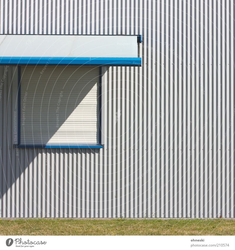 Heute geschlossen Haus Fabrik Fassade Fenster Jalousie blau Linie Farbfoto Muster Strukturen & Formen Textfreiraum rechts Textfreiraum oben Licht Schatten