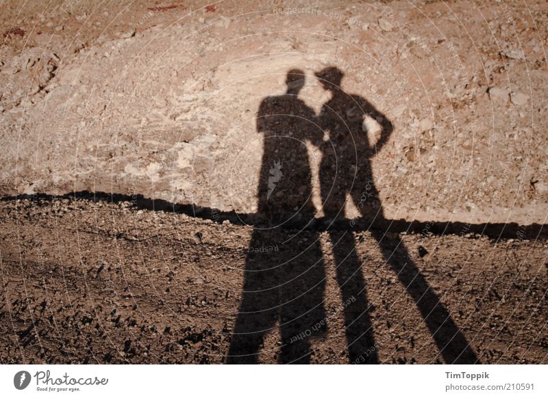 Neulich auf'm Mars 2 Mensch Wege & Pfade trist Schatten Schattenspiel Paar karg Wüste Lanzarote leer steinig Schotterweg Außenaufnahme Zusammensein trocken